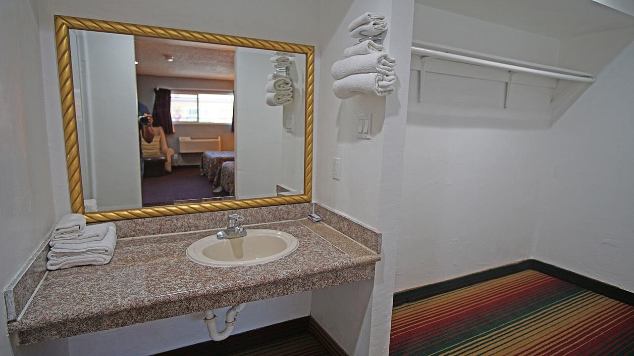 Los Angeles Inn & Suites - Lax West Athens Ngoại thất bức ảnh